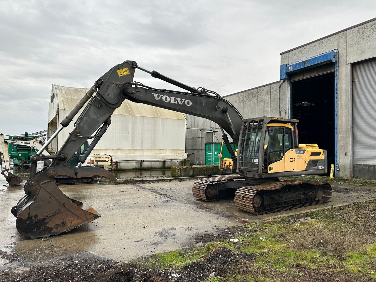 Excavators & Radial Stacker for immediate sale