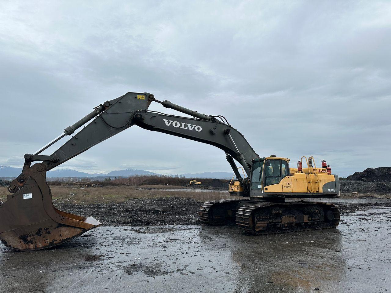 Excavators & Radial Stacker for immediate sale